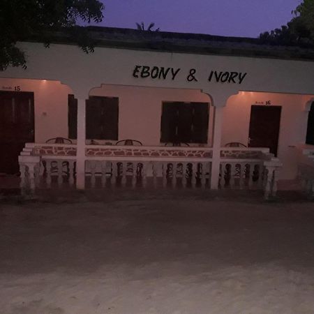 Ebony & Ivory Beach Bungalows Нунгви Екстериор снимка