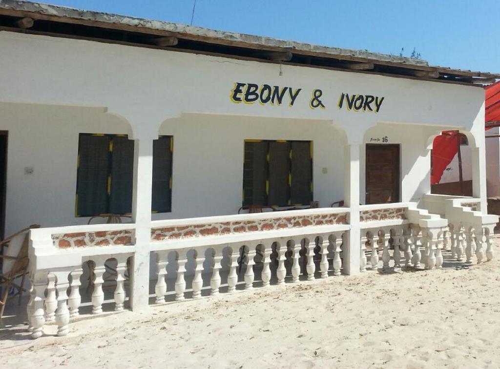 Ebony & Ivory Beach Bungalows Нунгви Екстериор снимка